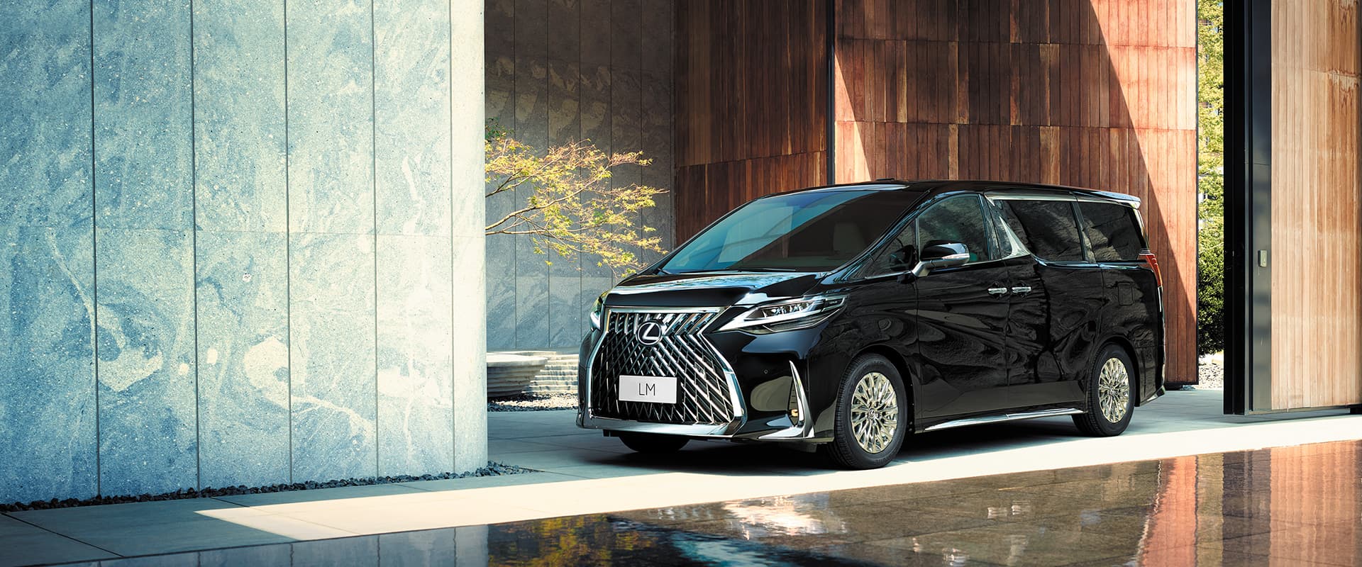 Lexus LM 350 Parkir