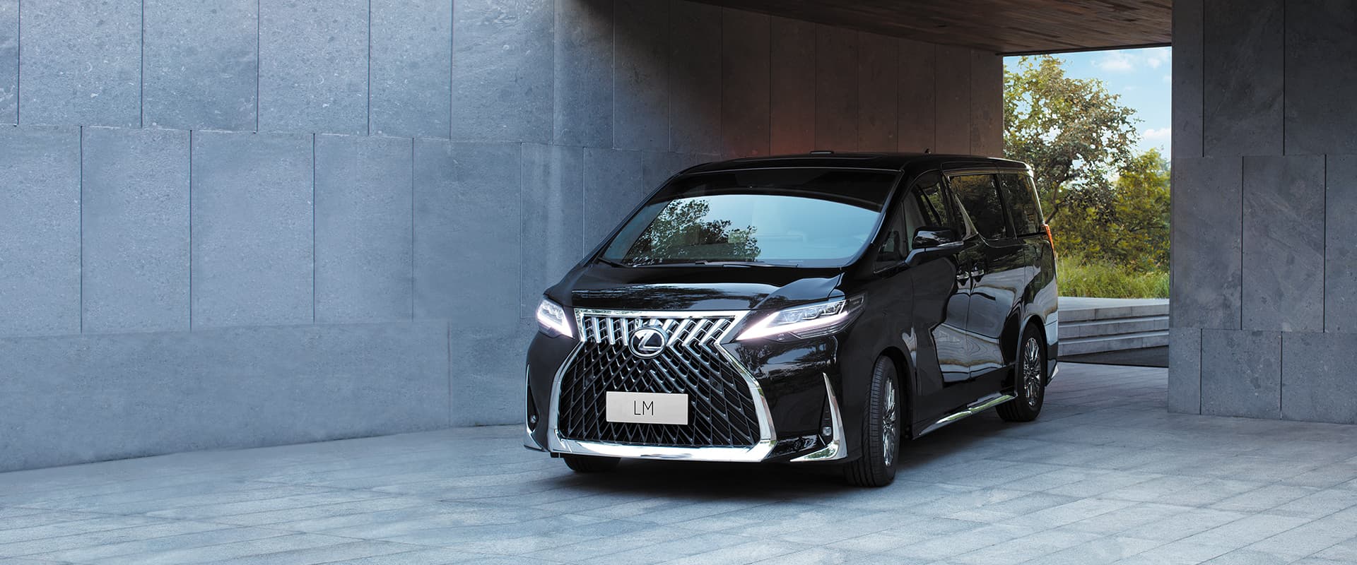 Lexus LM 350 Keluar Gerbang